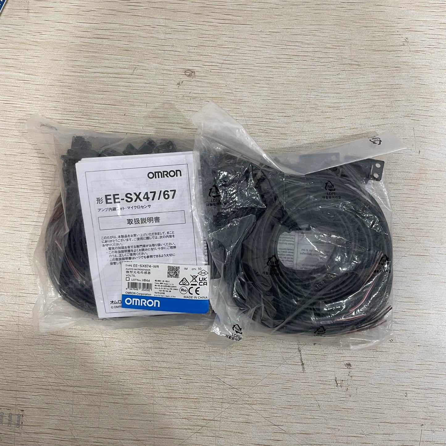 Compact Slot-Type Photomicrosensor EE-SX674-WR with 5mm Sensing Gap and Wire Lead Connector - chengruiyuan