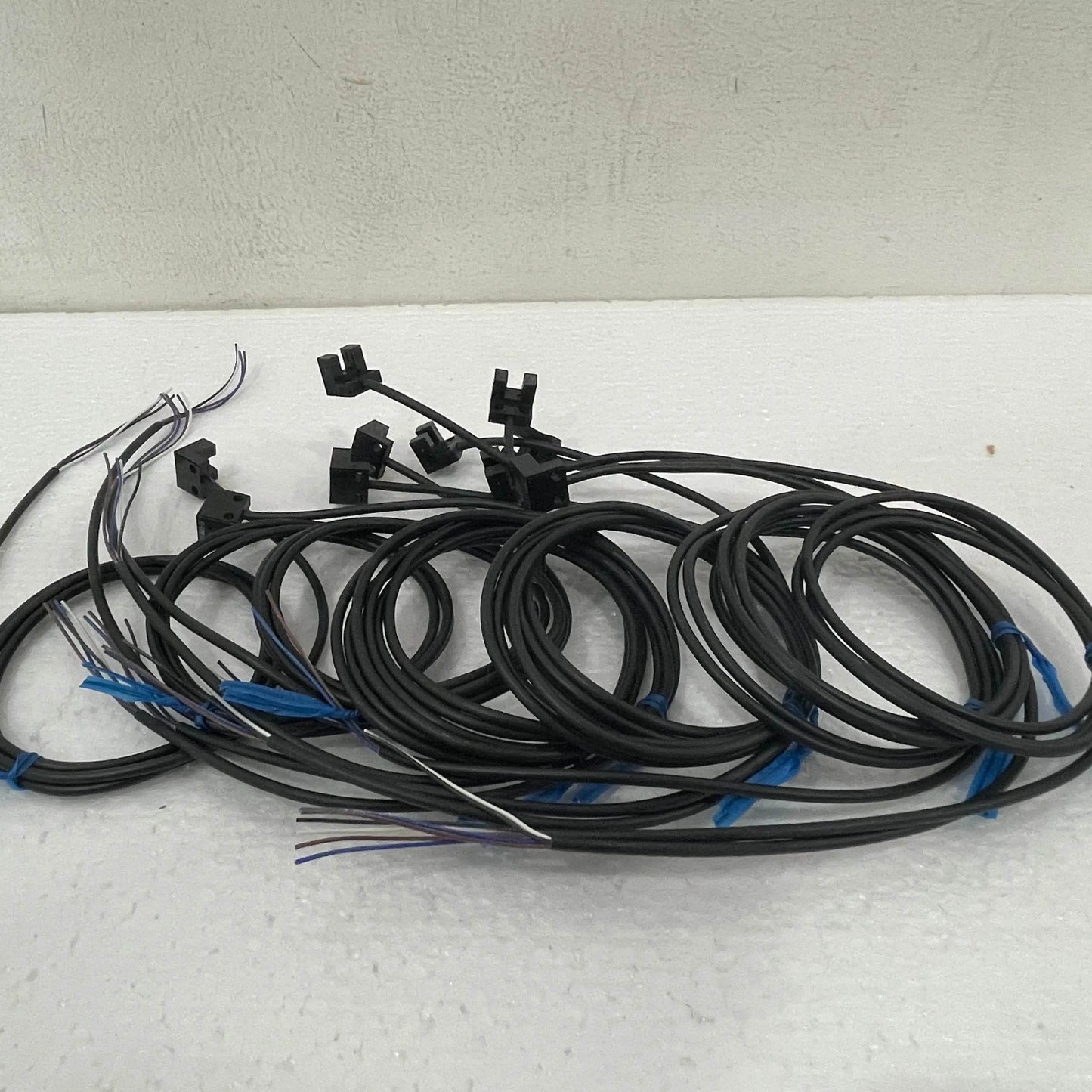 Compact Slot-Type Photomicrosensor EE-SX951-W-G with 5mm Sensing Gap and IP50 Rating - chengruiyuan