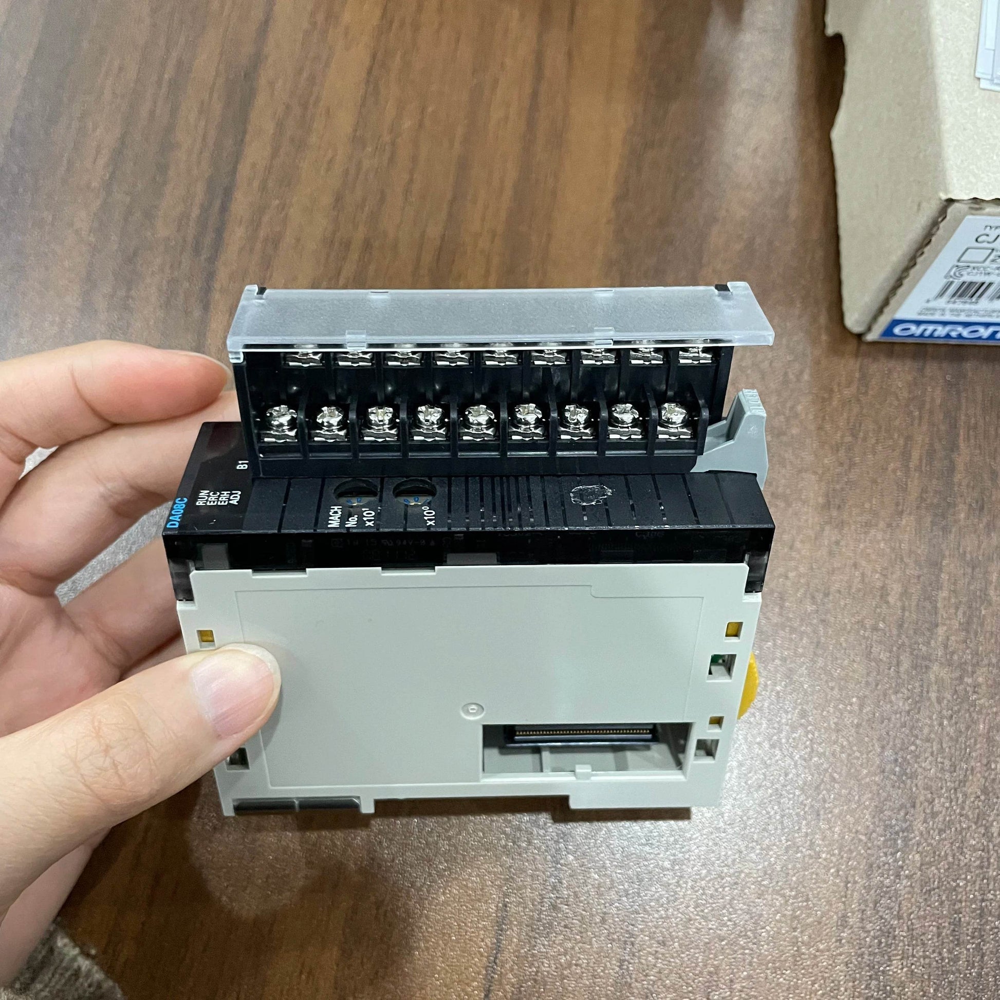 CJ1W-DA08C 8-Channel Analog Output Module for PLC Systems - chengruiyuan