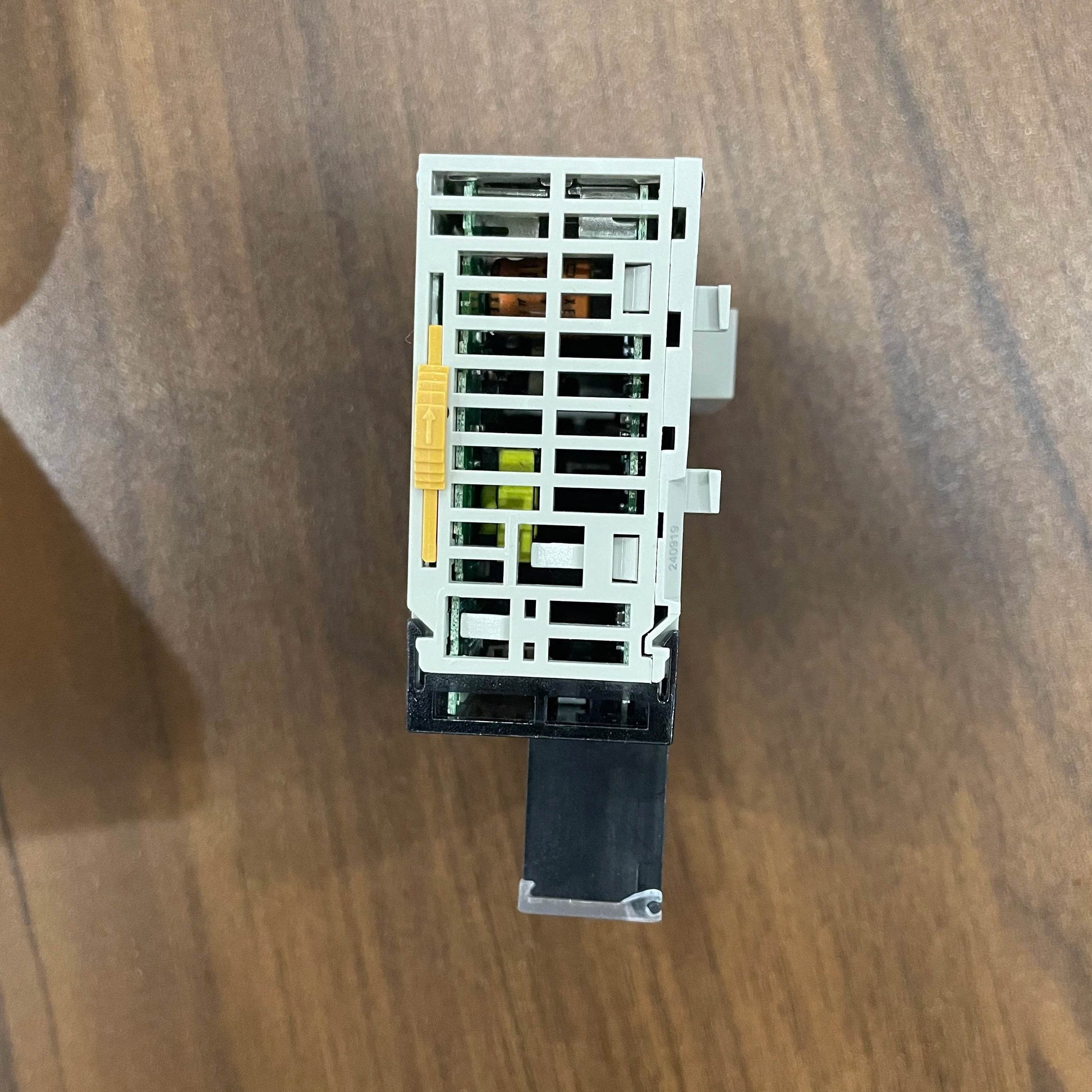CJ1W-DA08V 8-Channel Analog Output Module for PLC Systems - chengruiyuan