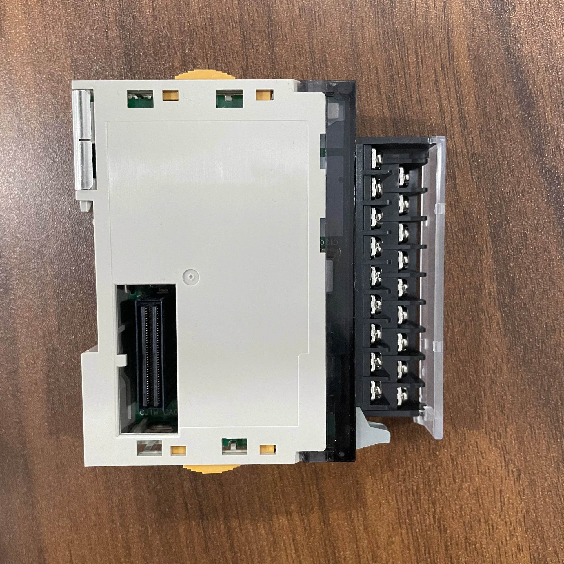 CJ1W-DA08V 8-Channel Analog Output Module for PLC Systems - chengruiyuan