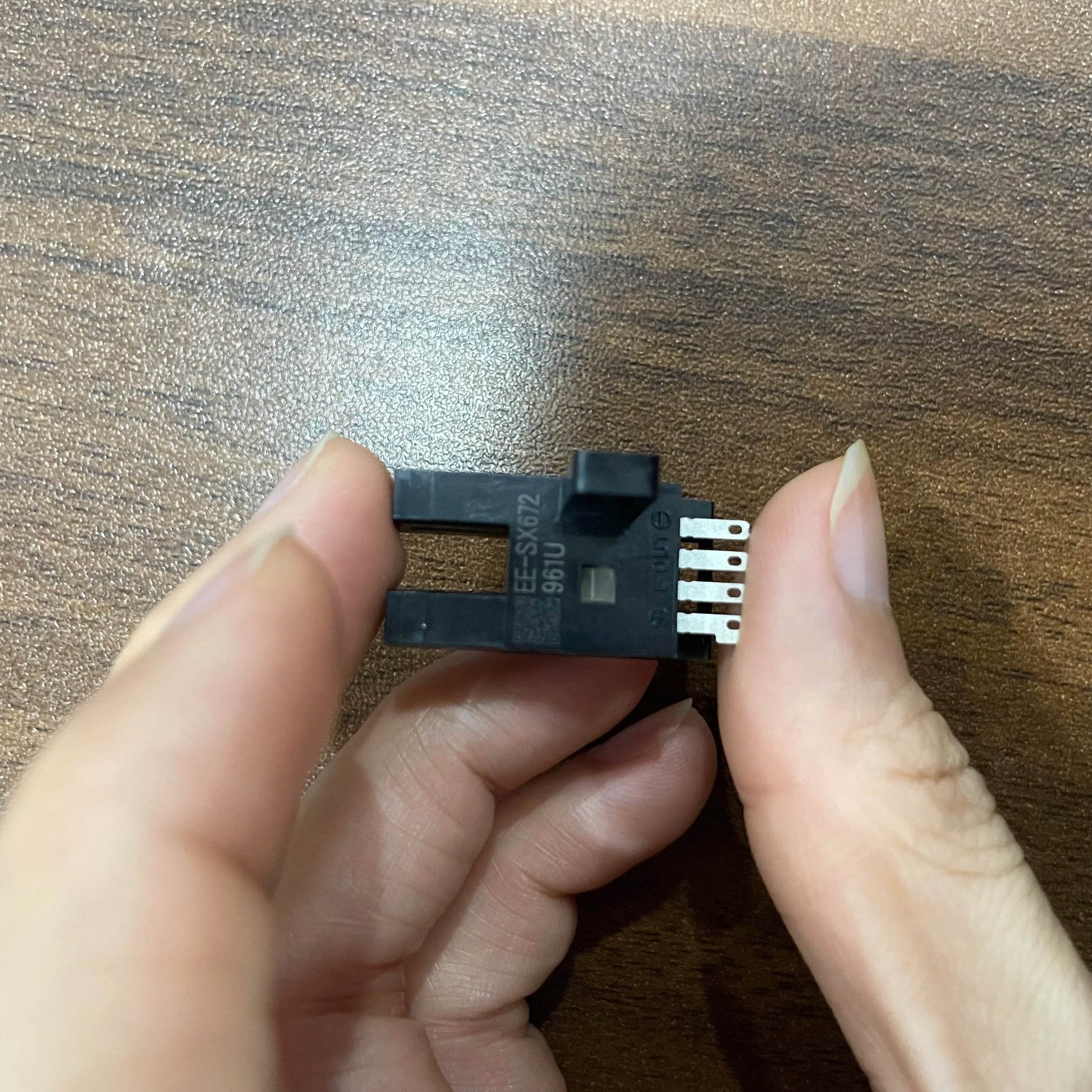 Compact Slot Sensor EE-SX672 with 5mm Detection Gap and Phototransistor Output - chengruiyuan