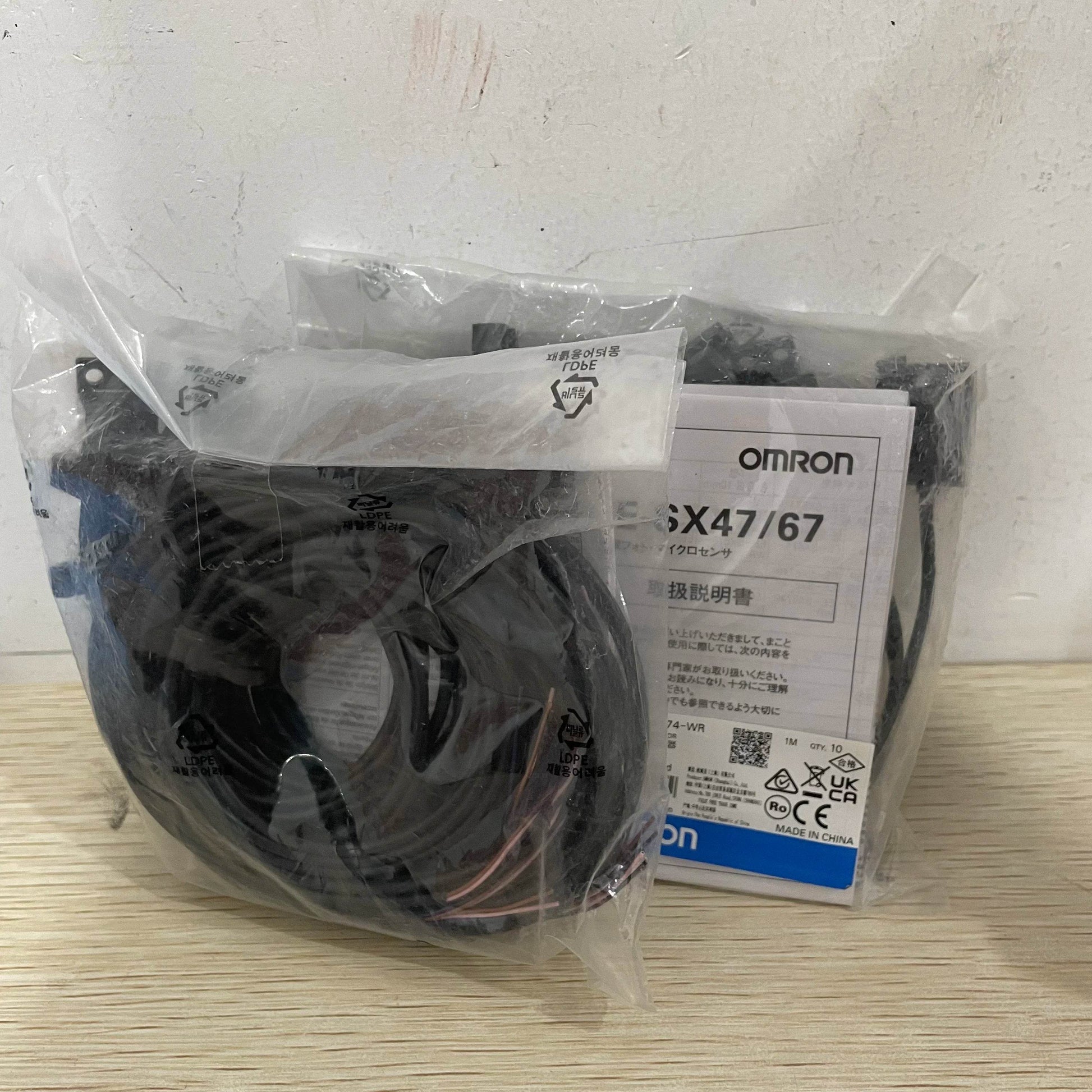 Compact Slot-Type Photomicrosensor EE-SX674-WR with 5mm Sensing Gap and Wire Lead Connector - chengruiyuan