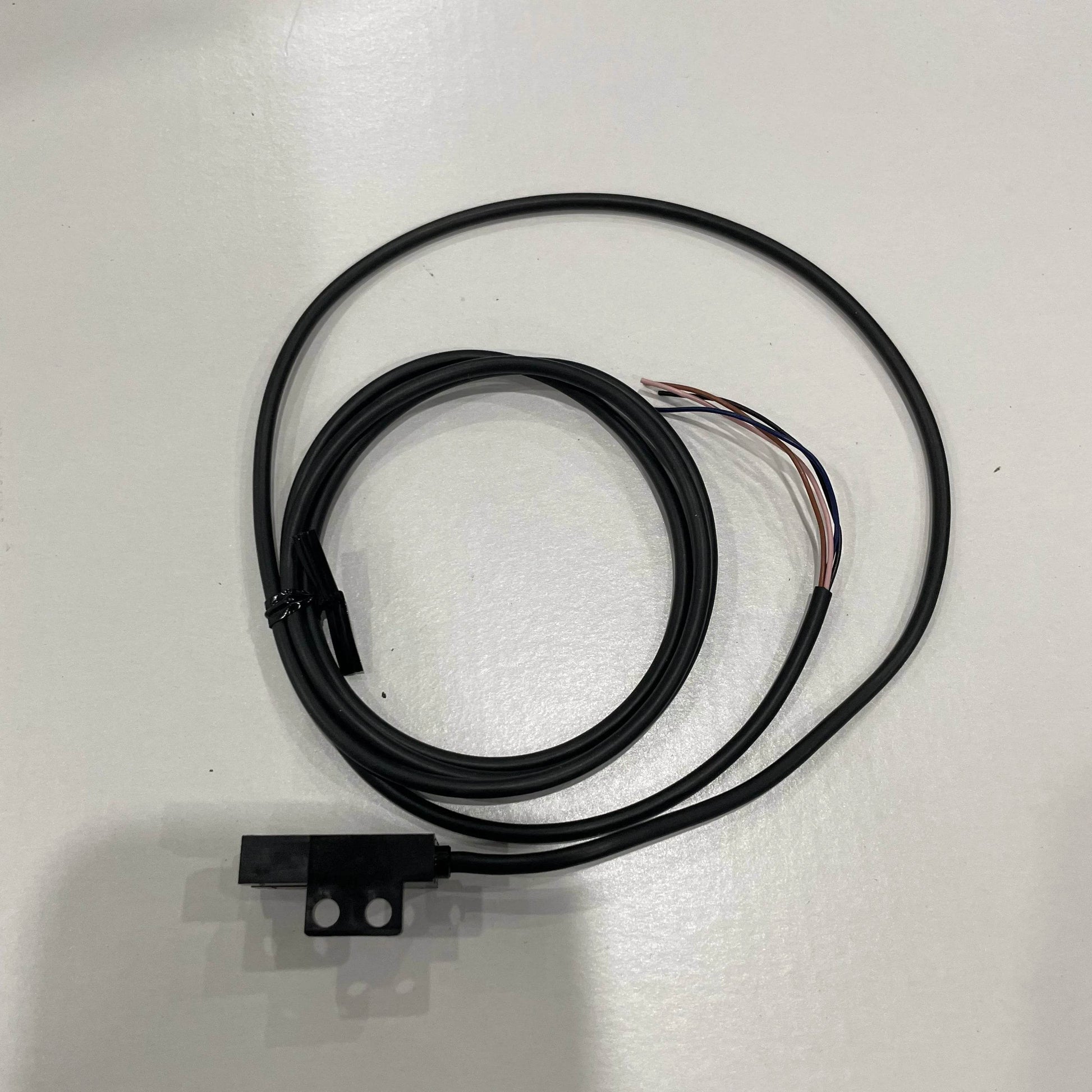 Compact Slot Sensor EE-SX677-WR with 5mm Detection, IP50 Rating, and Wire Lead Connector - chengruiyuan