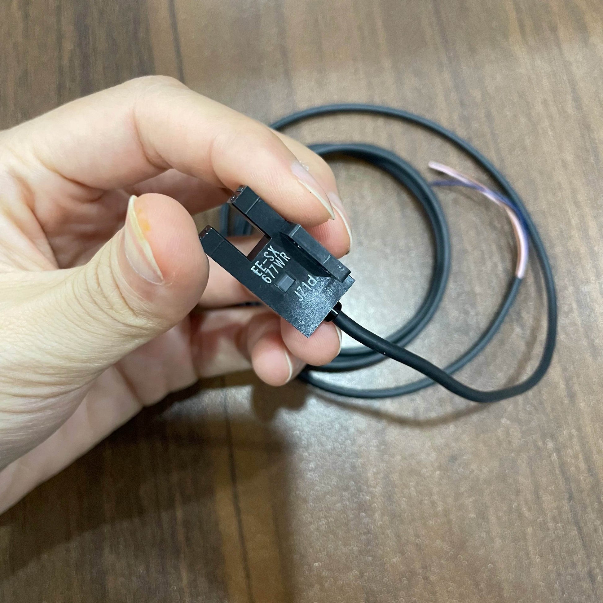 Compact Slot Sensor EE-SX677-WR with 5mm Detection, IP50 Rating, and Wire Lead Connector - chengruiyuan