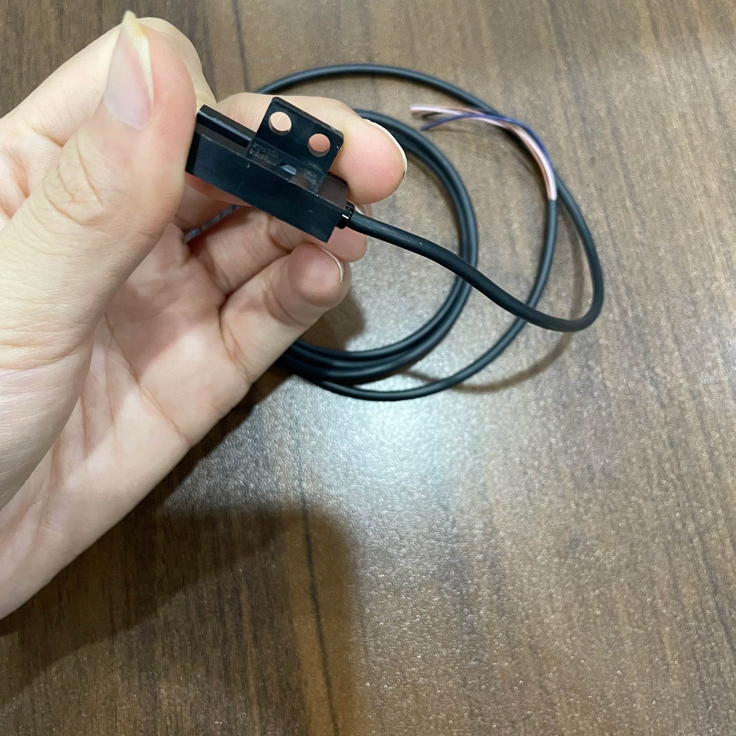 Compact Slot Sensor EE-SX677-WR with 5mm Detection, IP50 Rating, and Wire Lead Connector - chengruiyuan