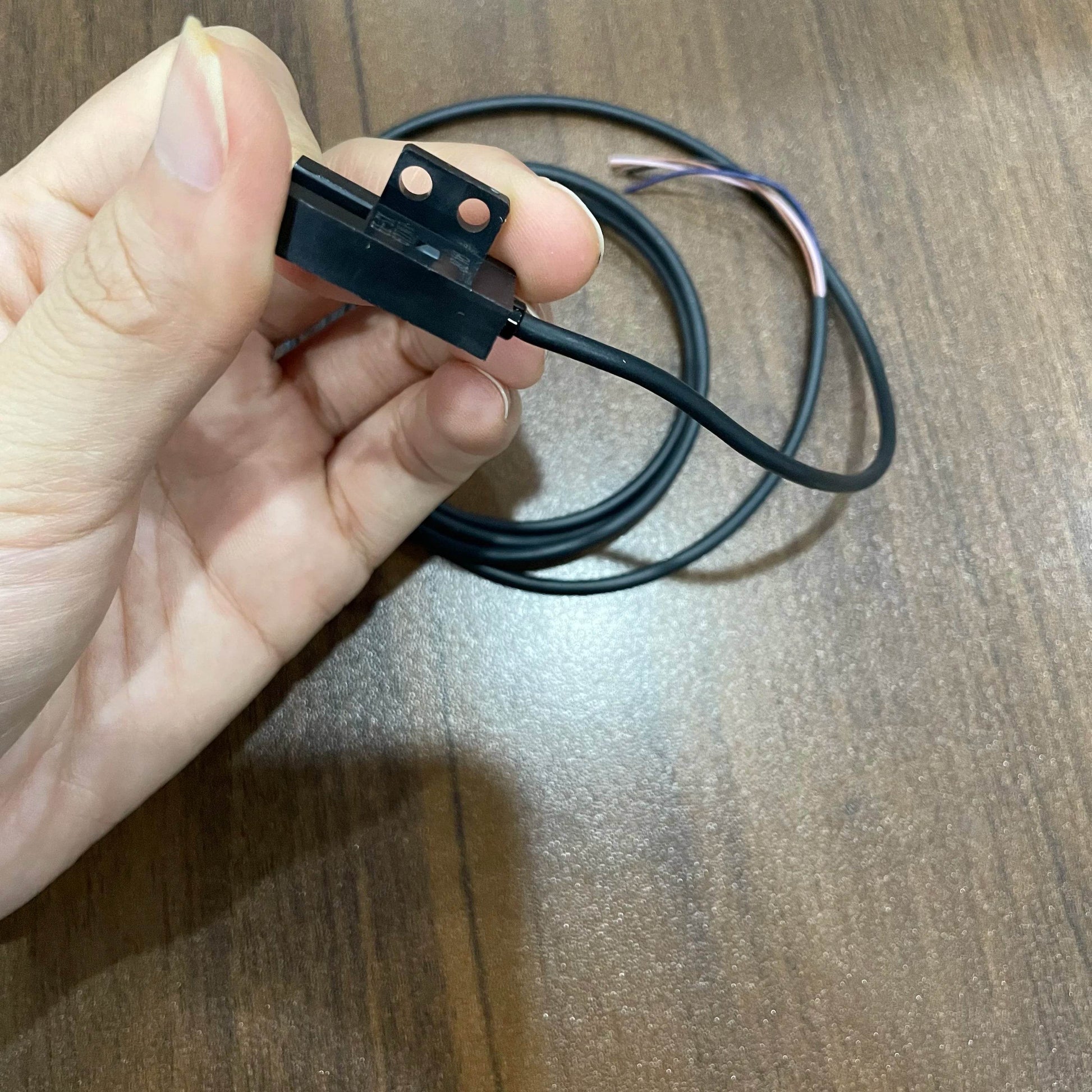 Compact Slot Sensor EE-SX677-WR with 5mm Detection, IP50 Rating, and Wire Lead Connector - chengruiyuan