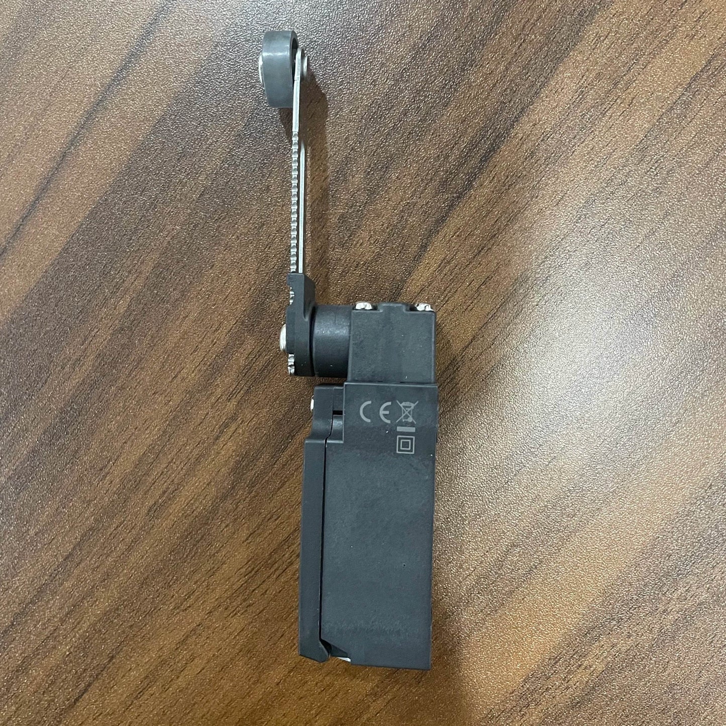 Compact D4N-112G Safety Limit Switch with Gold-Plated Contacts for Reliable Performance - chengruiyuan