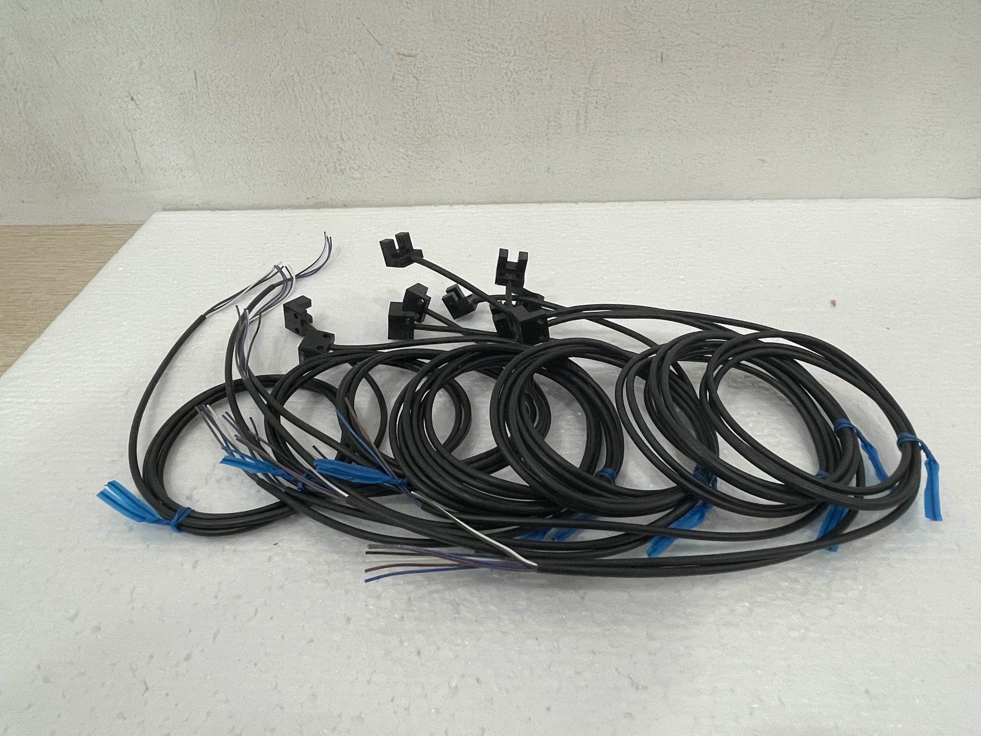 Compact Slot-Type Photomicrosensor EE-SX951-W-G with 5mm Sensing Gap and IP50 Rating - chengruiyuan