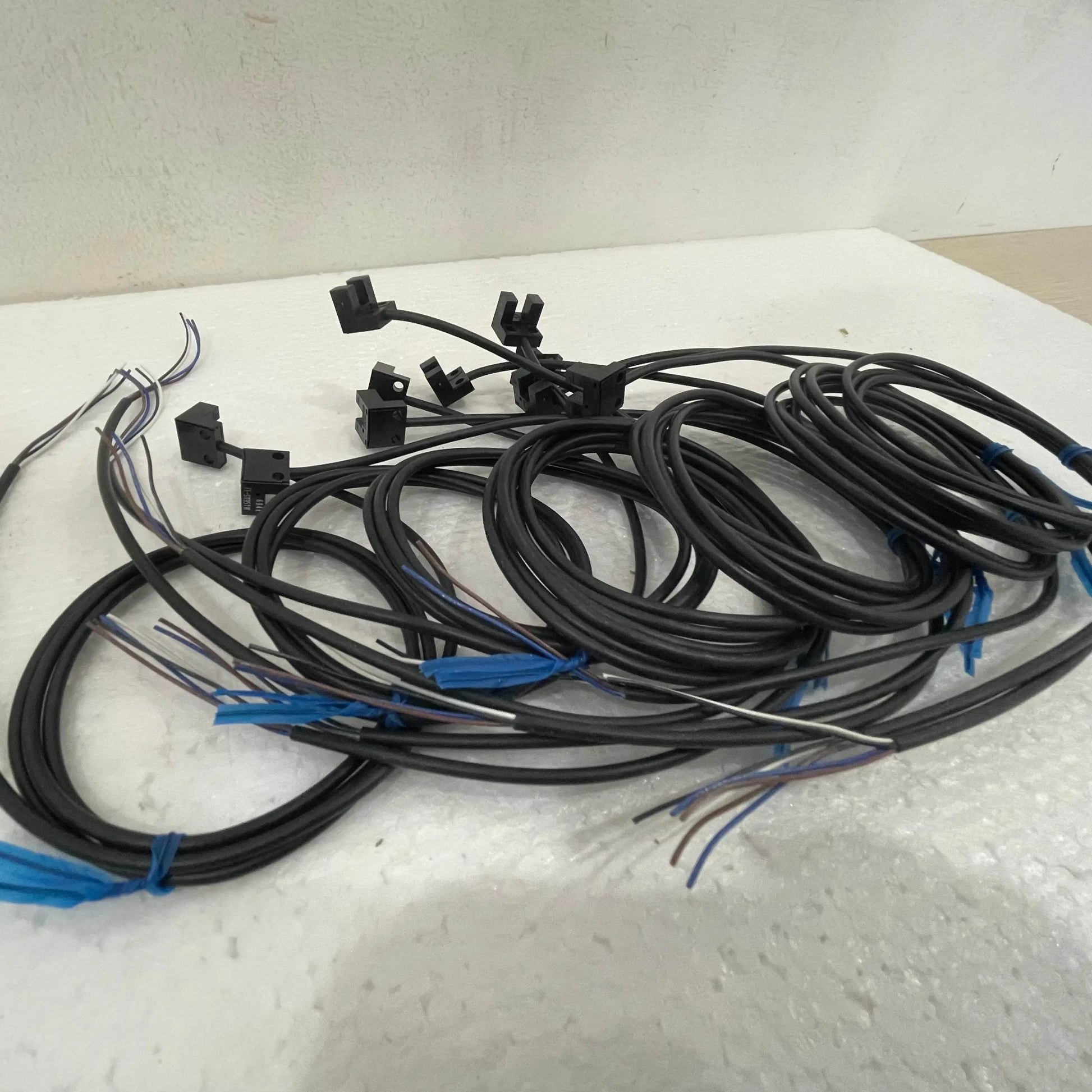 Compact Slot-Type Photomicrosensor EE-SX951-W-G with 5mm Sensing Gap and IP50 Rating - chengruiyuan